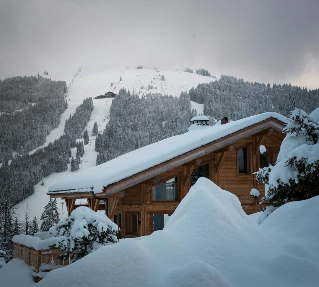 Chalet alpin enneigé sous un ciel clair de montagne