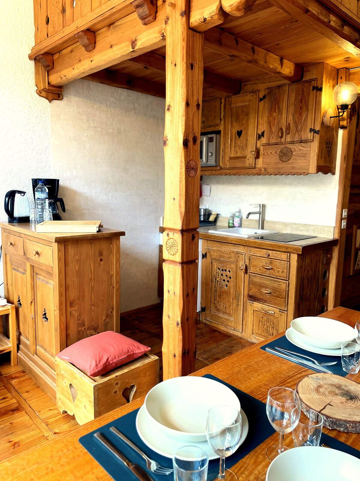 Cuisine équipée en vieux bois de mélèze avec plaques, four, micro-ondes et lave-vaisselle, appartement à Serre Chevalier