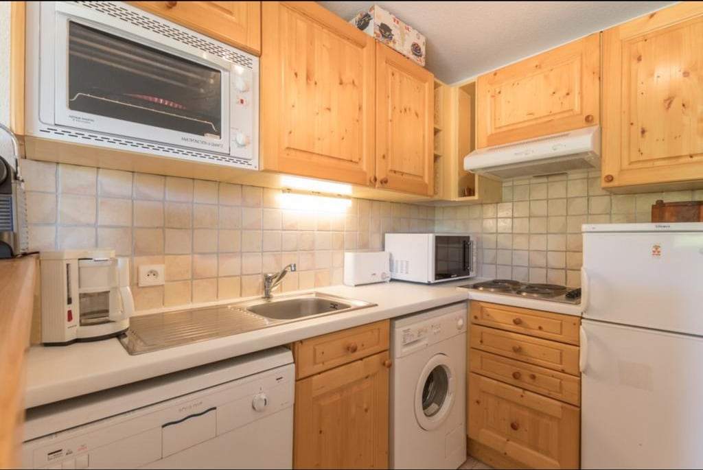 Cuisine équipée avec four, micro-ondes, plaques, lave-vaisselle, lave-linge, réfrigérateur et cafetière